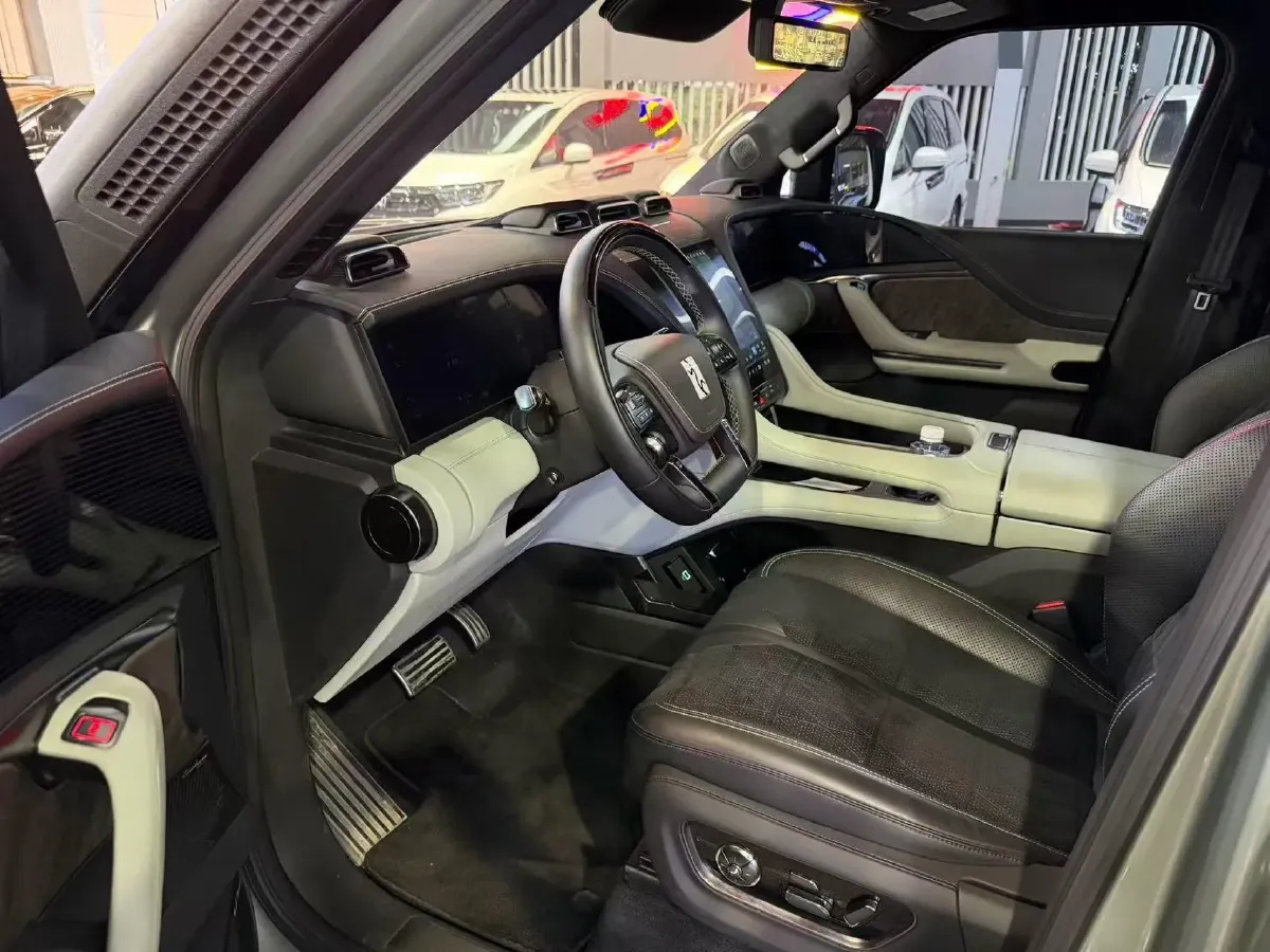 2024 YangWang U8 2.0T 272HP L4 REEV 49.05KWH,autocango,china used car exporter,china ev exporter,chinese used car exporter,chinese used ev exporter