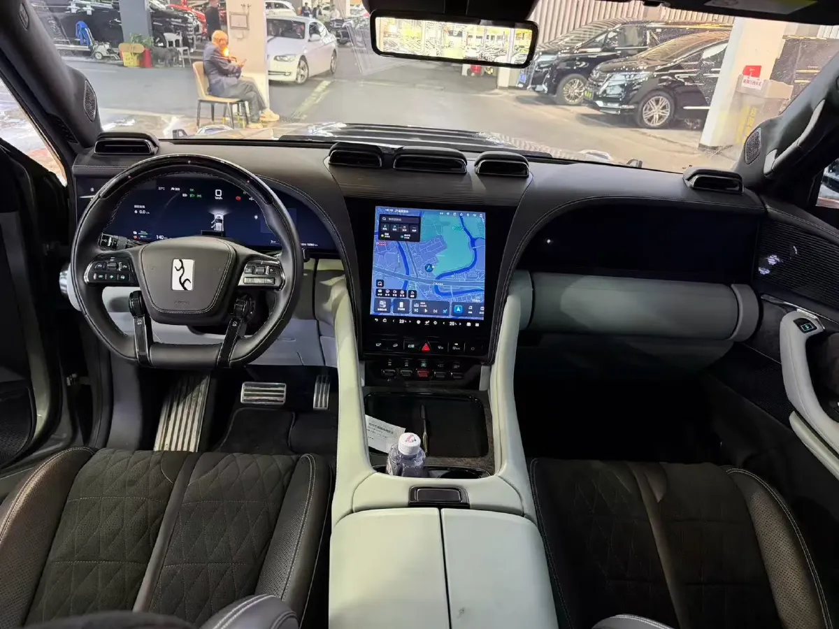 2024 YangWang U8 2.0T 272HP L4 REEV 49.05KWH,autocango,china used car exporter,china ev exporter,chinese used car exporter,chinese used ev exporter