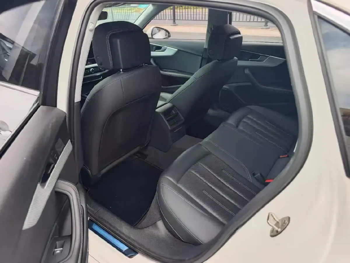 2020 Audi A4L 2.0T 190HP L4 7DCT,autocango,china used car exporter,china ev exporter,chinese used car exporter,chinese used ev exporter