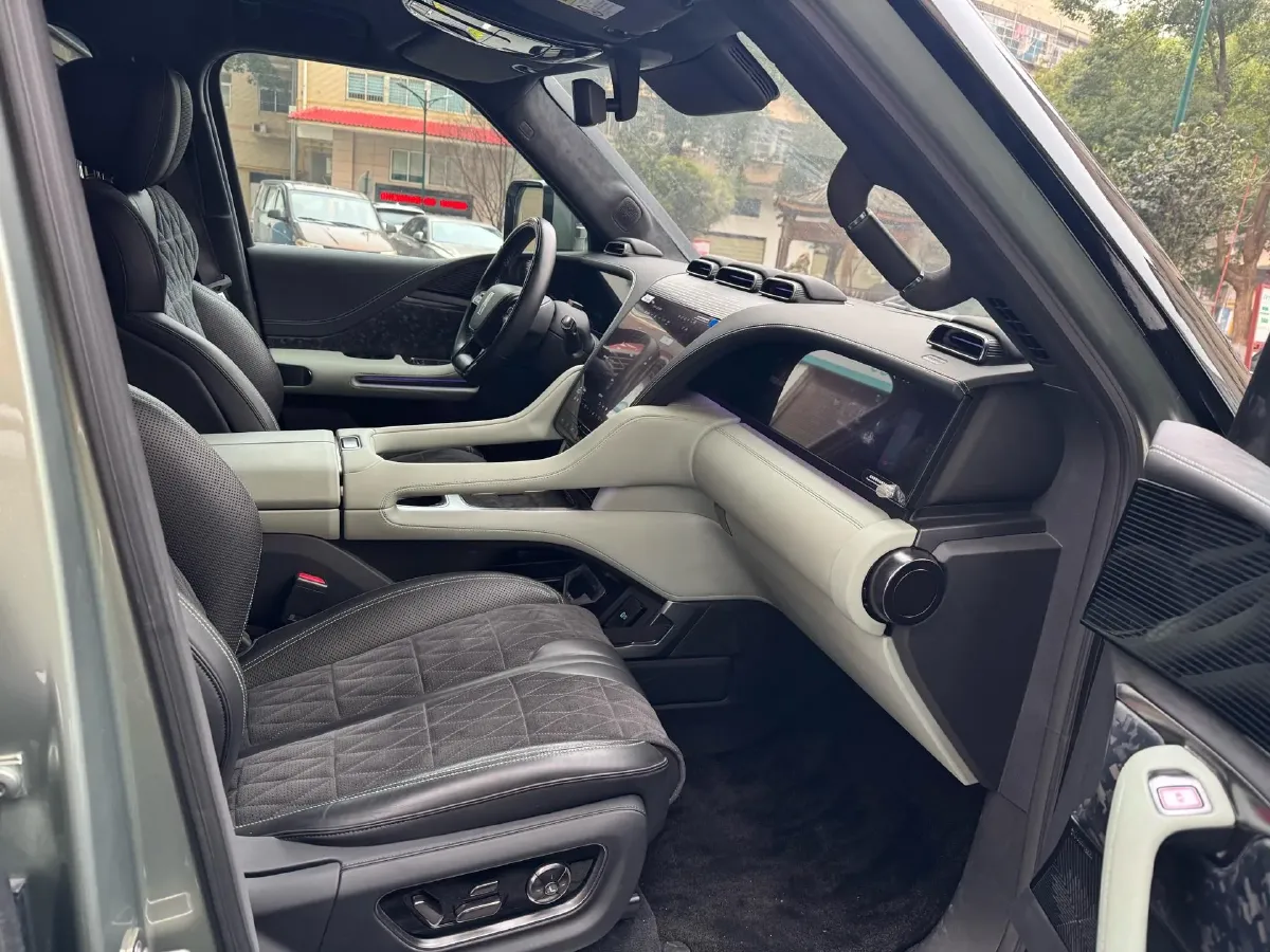 2024 YangWang U8 2.0T 272HP L4 REEV 49.05KWH,autocango,china used car exporter,china ev exporter,chinese used car exporter,chinese used ev exporter