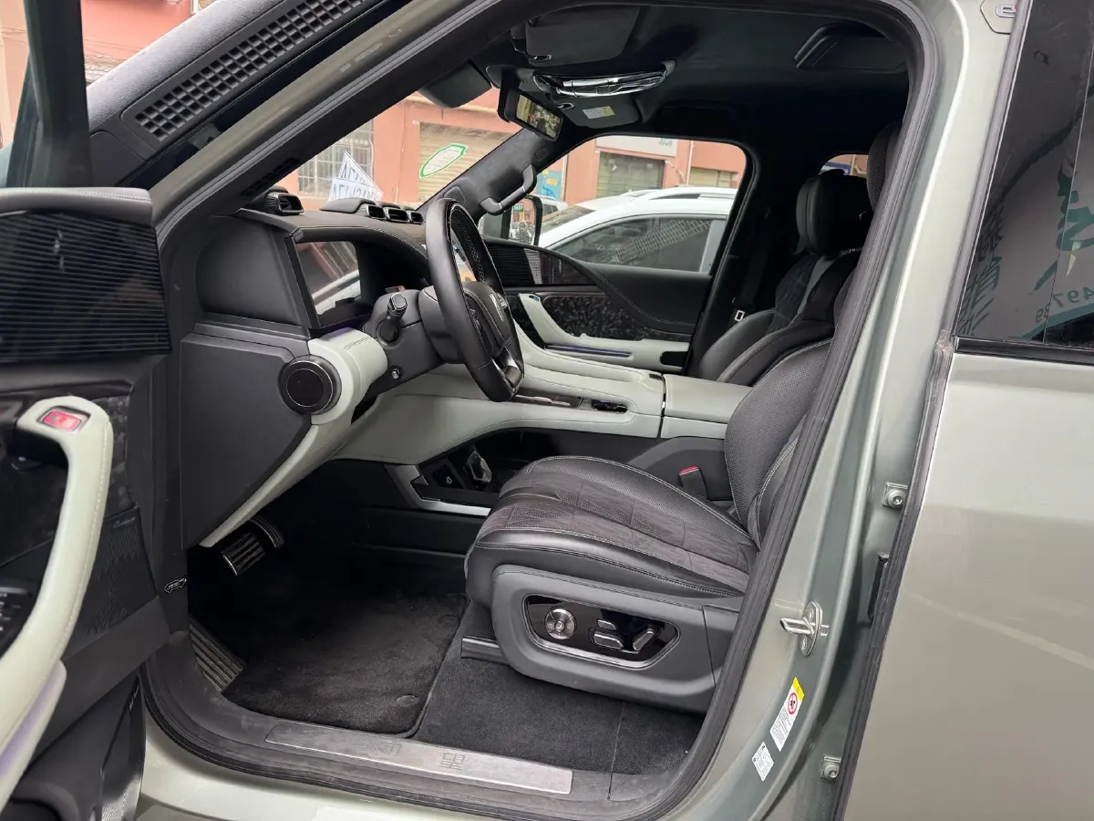 2024 YangWang U8 2.0T 272HP L4 REEV 49.05KWH,autocango,china used car exporter,china ev exporter,chinese used car exporter,chinese used ev exporter