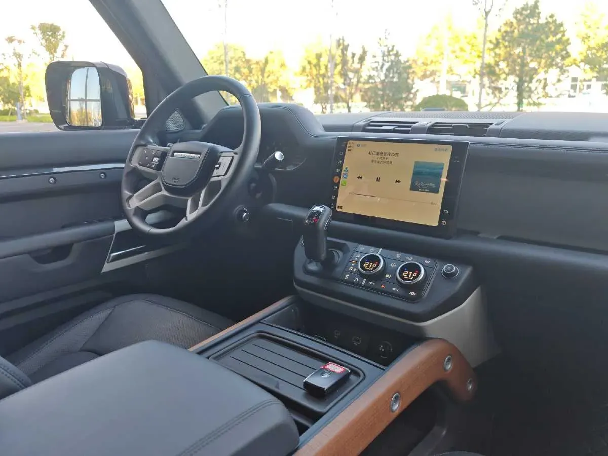 2023 Land Rover Defender 3.0T 400HP L6 8AT,autocango,china used car exporter,china ev exporter,chinese used car exporter,chinese used ev exporter