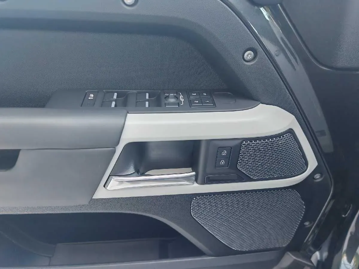 2023 Land Rover Defender 3.0T 400HP L6 8AT,autocango,china used car exporter,china ev exporter,chinese used car exporter,chinese used ev exporter