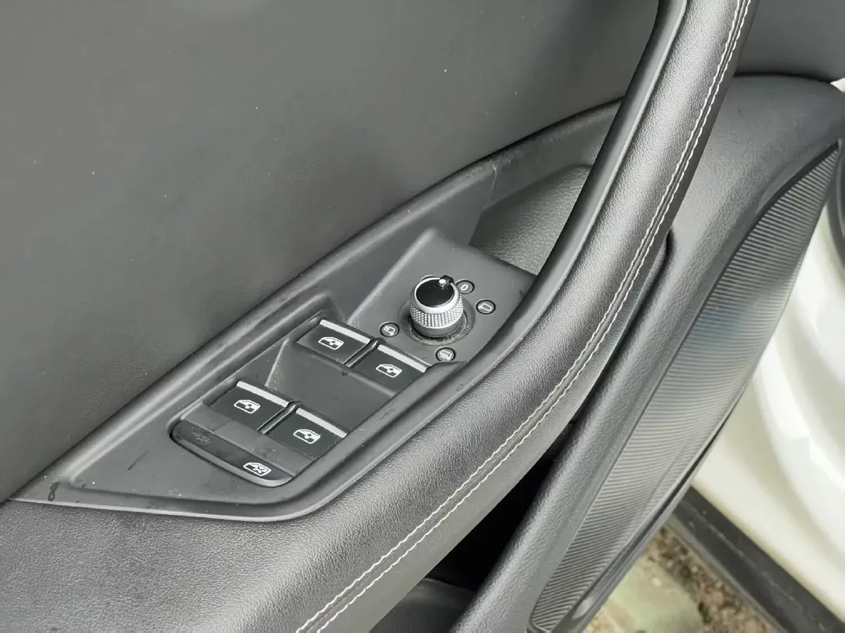 2022 Audi A4L 2.0T 190HP L4 7DCT,autocango,china used car exporter,china ev exporter,chinese used car exporter,chinese used ev exporter