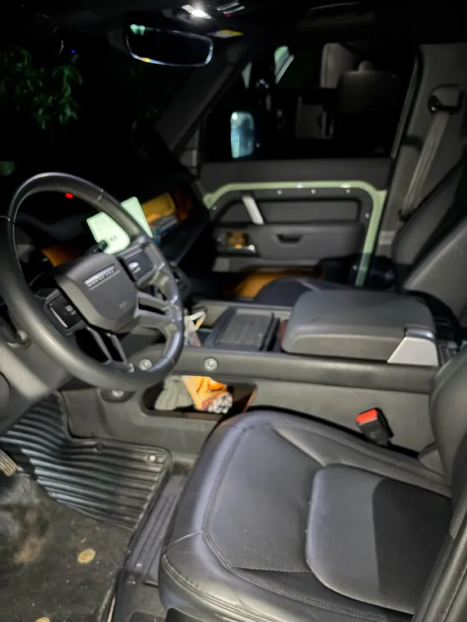 2023 Land Rover Defender 3.0T 400HP L6 8AT,autocango,china used car exporter,china ev exporter,chinese used car exporter,chinese used ev exporter