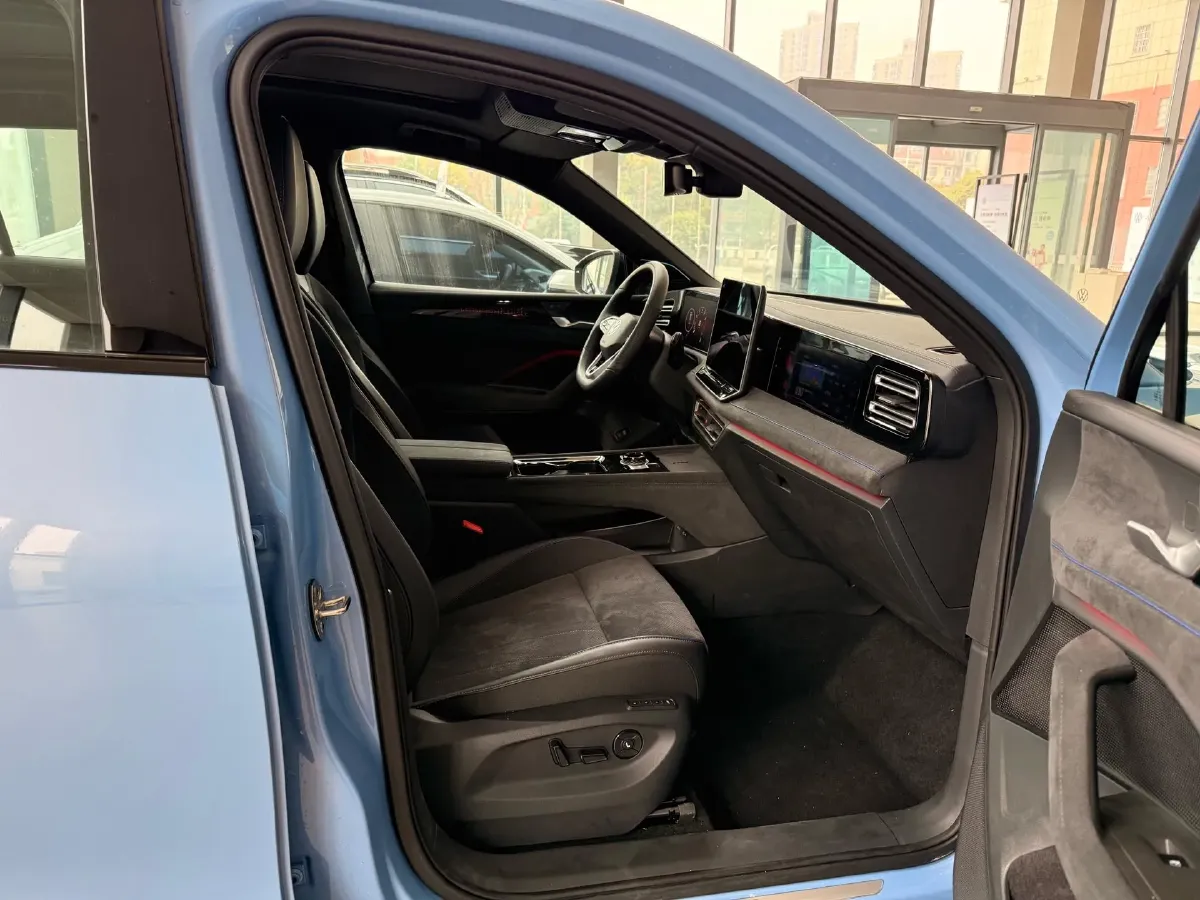 2024 Volkswagen Tiguan L 2.0T 220HP L4 7DCT,autocango,china used car exporter,china ev exporter,chinese used car exporter,chinese used ev exporter