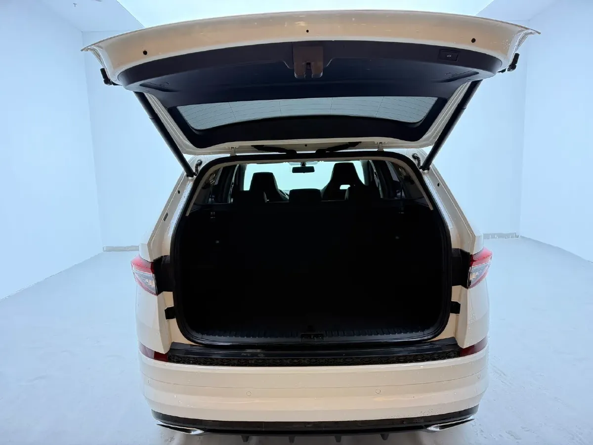 2022 Skoda Kodiak 2.0T 186HP L4 7DCT,autocango,china used car exporter,china ev exporter,chinese used car exporter,chinese used ev exporter