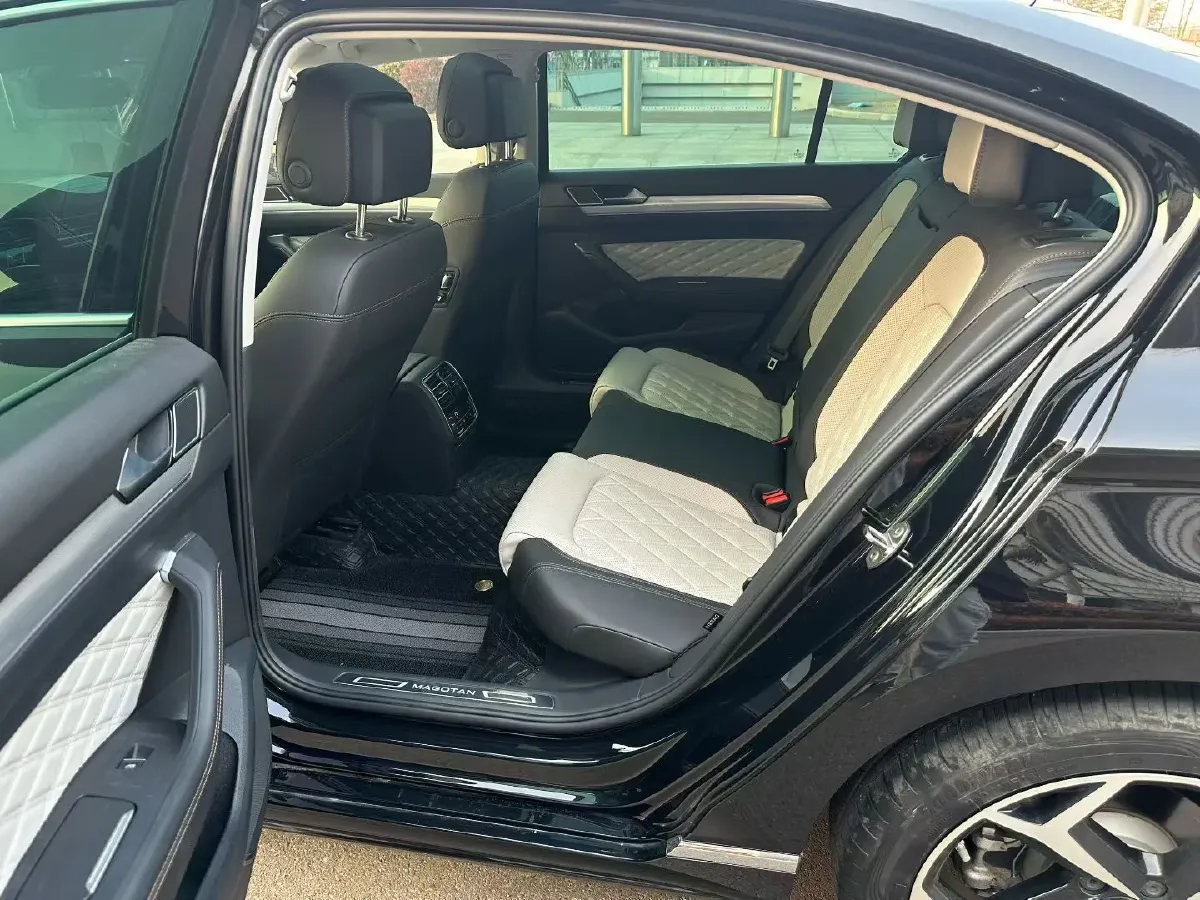 2023 Volkswagen Magotan 2.0T 220HP L4 7DCT,autocango,china used car exporter,china ev exporter,chinese used car exporter,chinese used ev exporter