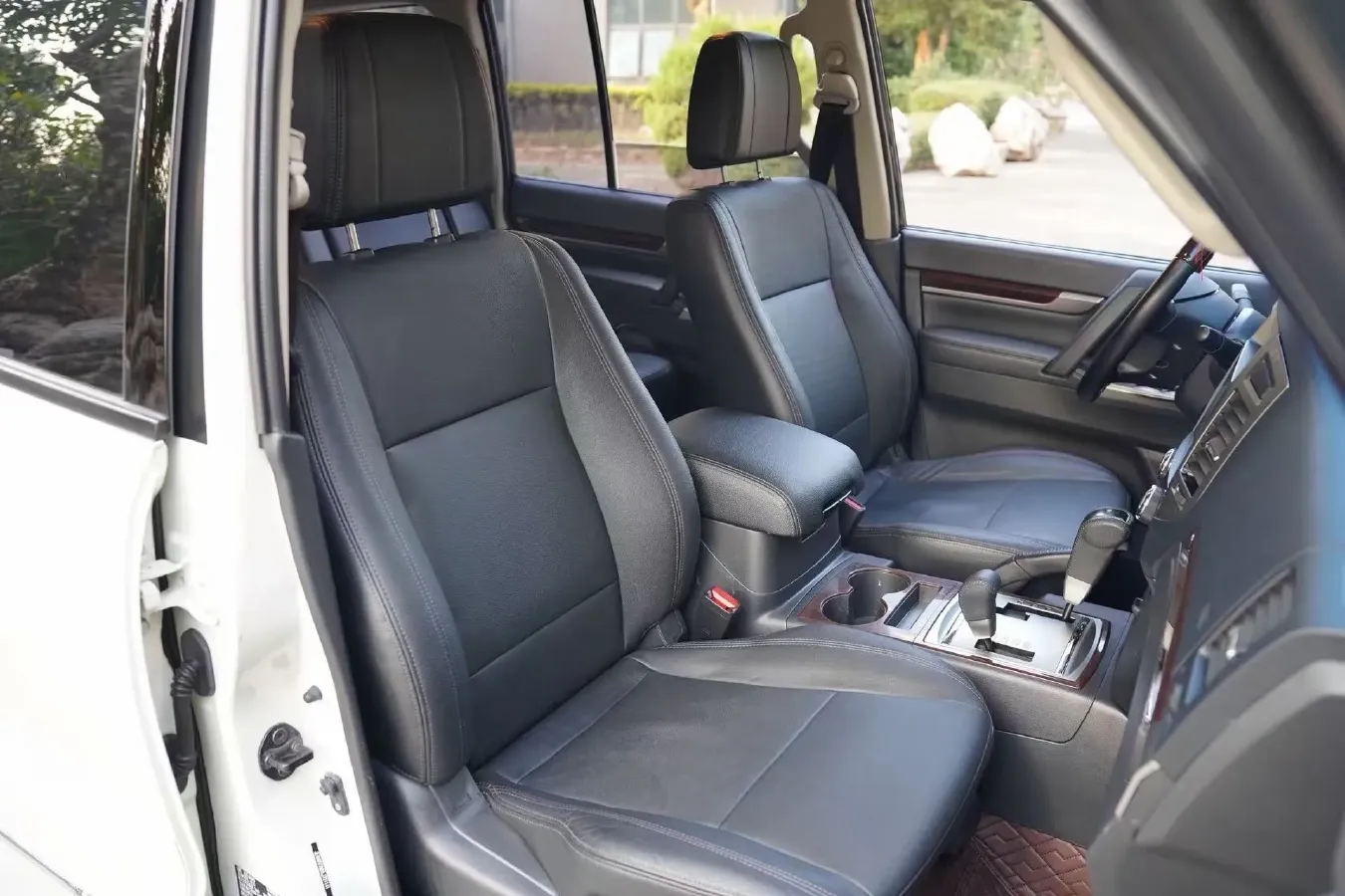 2020 Mitsubishi Pajero 3.0L 174HP V6 5AT,autocango,china used car exporter,china ev exporter,chinese used car exporter,chinese used ev exporter