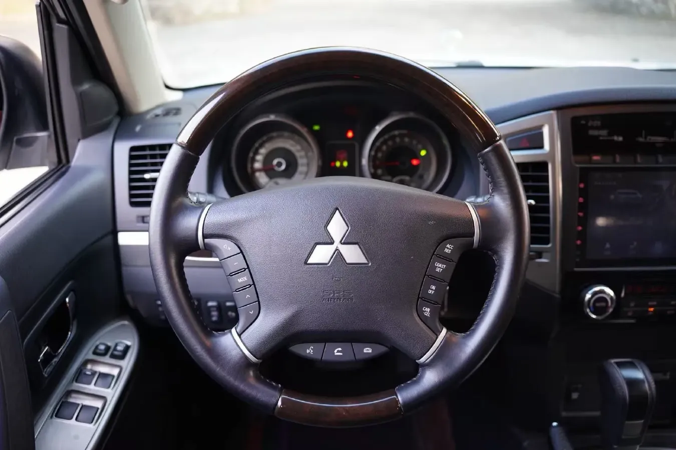 2020 Mitsubishi Pajero 3.0L 174HP V6 5AT,autocango,china used car exporter,china ev exporter,chinese used car exporter,chinese used ev exporter