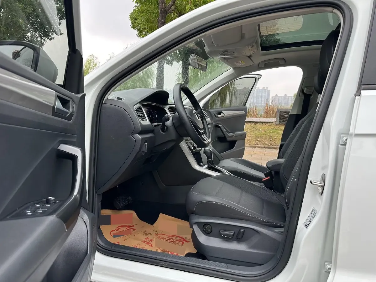 2021 Volkswagen T-Roc 1.4T 150HP L4 7DCT,autocango,china used car exporter,china ev exporter,chinese used car exporter,chinese used ev exporter