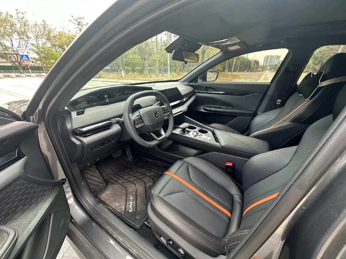 2024 ChangAn UNI-V 1.5T 188HP L4 7DCT,autocango,china used car exporter,china ev exporter,chinese used car exporter,chinese used ev exporter