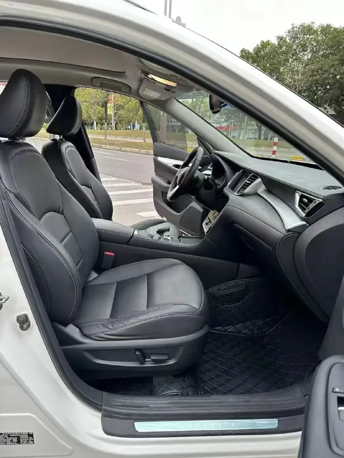 2018 Infiniti QX30 2.0T 211HP L4 7DCT,autocango,china used car exporter,china ev exporter,chinese used car exporter,chinese used ev exporter