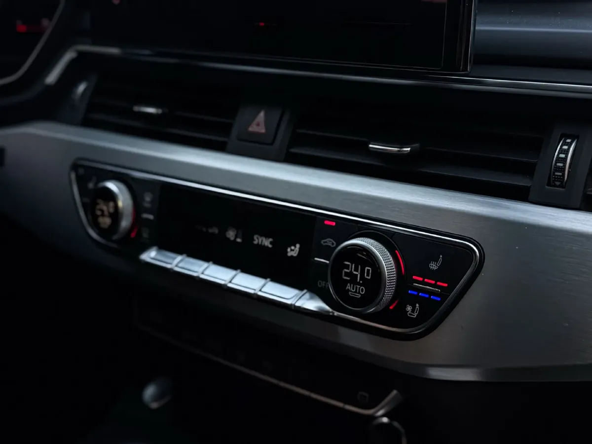 2022 Audi A4L 2.0T 190HP L4 7DCT,autocango,china used car exporter,china ev exporter,chinese used car exporter,chinese used ev exporter