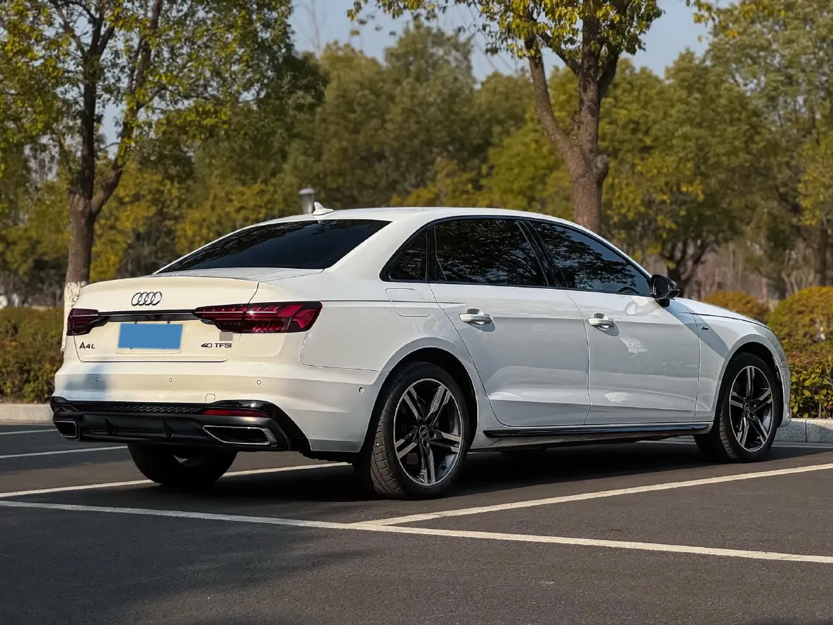 2022 Audi A4L 2.0T 190HP L4 7DCT,autocango,china used car exporter,china ev exporter,chinese used car exporter,chinese used ev exporter