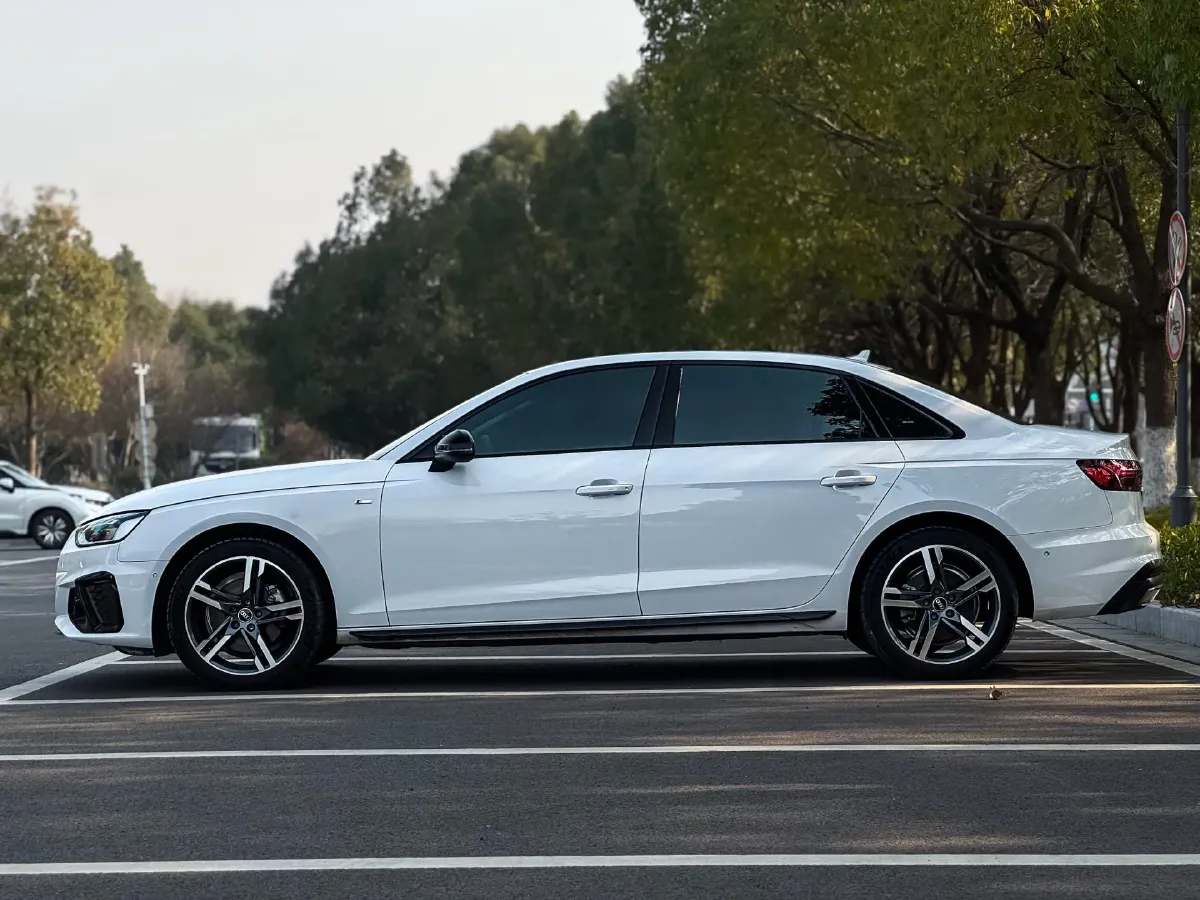 2022 Audi A4L 2.0T 190HP L4 7DCT,autocango,china used car exporter,china ev exporter,chinese used car exporter,chinese used ev exporter