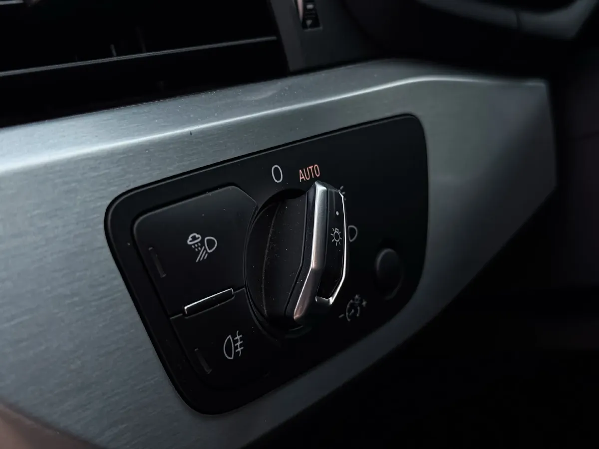 2022 Audi A4L 2.0T 190HP L4 7DCT,autocango,china used car exporter,china ev exporter,chinese used car exporter,chinese used ev exporter