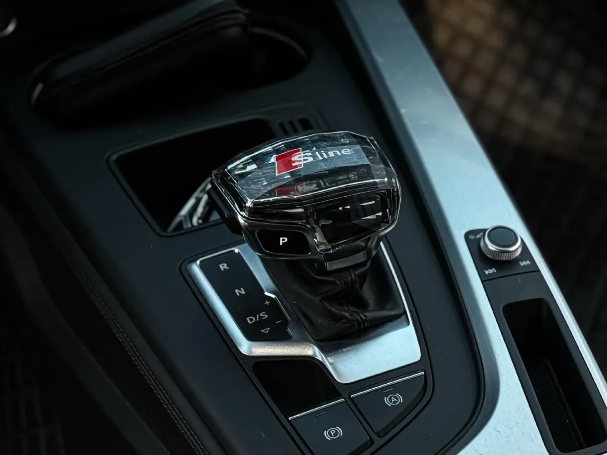 2022 Audi A4L 2.0T 190HP L4 7DCT,autocango,china used car exporter,china ev exporter,chinese used car exporter,chinese used ev exporter