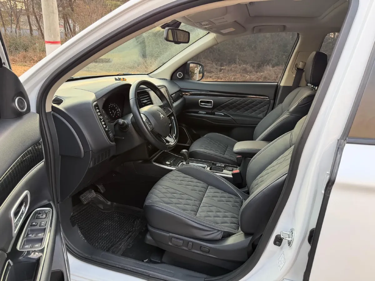 2021 Mitsubishi Outlander 2.0L 166HP L4 CVT,autocango,china used car exporter,china ev exporter,chinese used car exporter,chinese used ev exporter