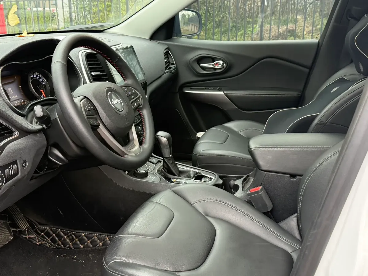 2019 Jeep Cherokee 2.0T 265HP L4 9AT,autocango,china used car exporter,china ev exporter,chinese used car exporter,chinese used ev exporter