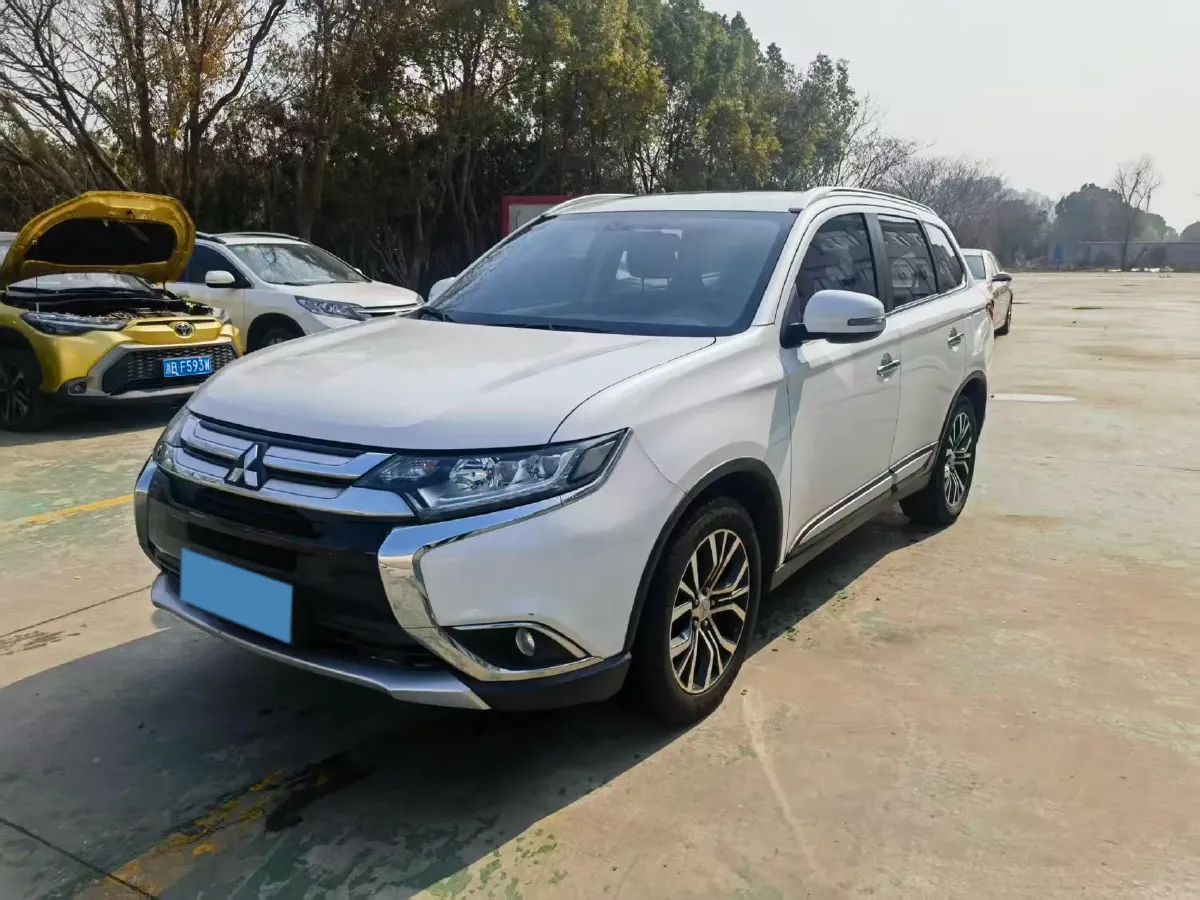 2018 Mitsubishi Outlander 2.4L 192HP L4 CVT,autocango,china used car exporter,china ev exporter,chinese used car exporter,chinese used ev exporter