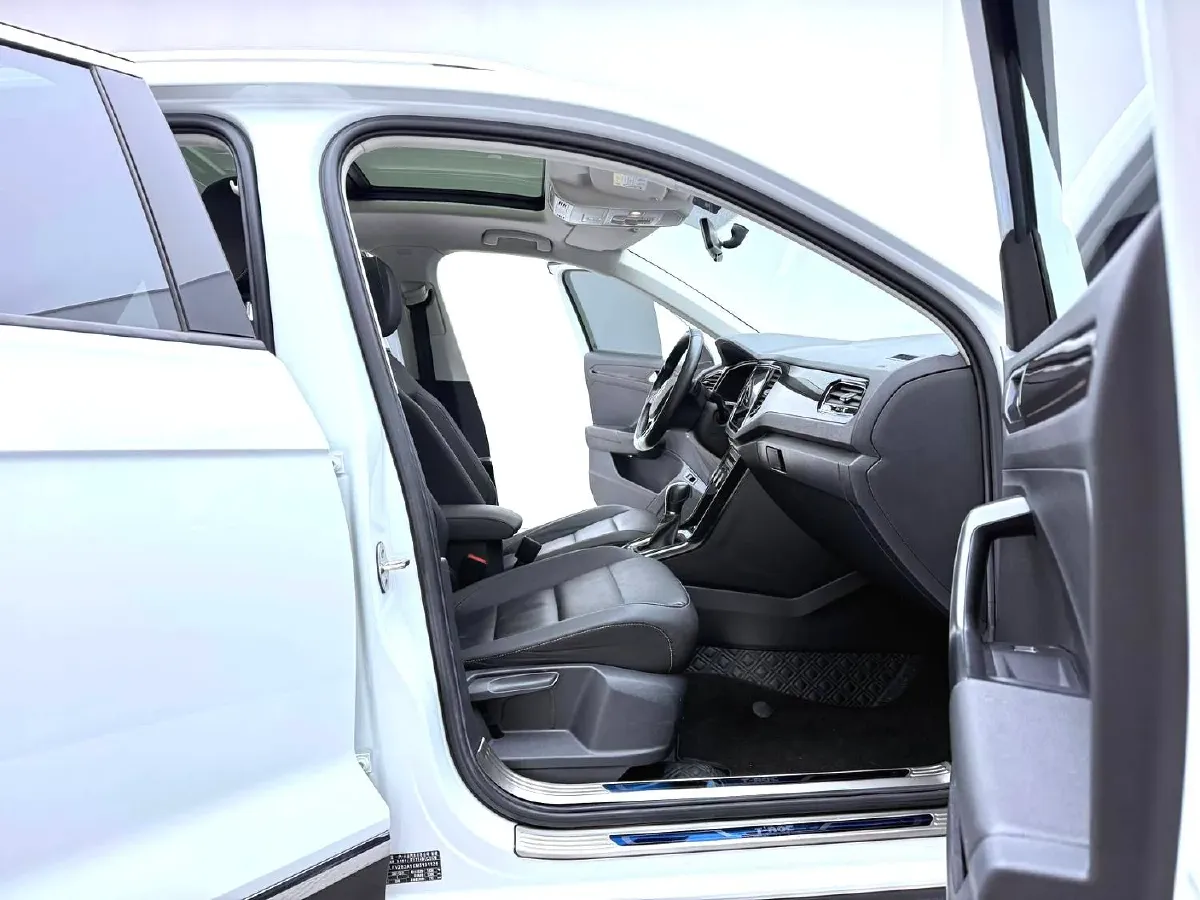 2021 Volkswagen T-Roc 1.4T 150HP L4 7DCT,autocango,china used car exporter,china ev exporter,chinese used car exporter,chinese used ev exporter