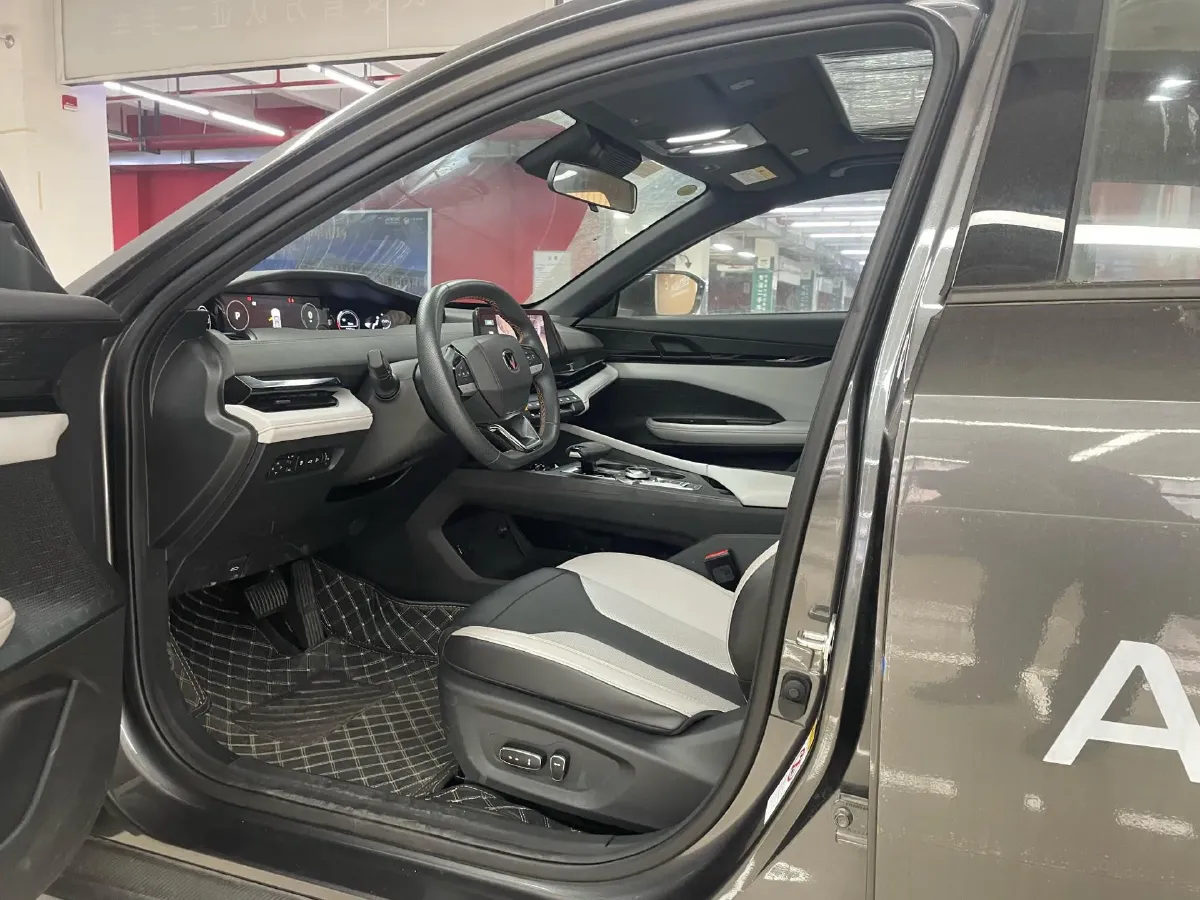 2024 ChangAn UNI-V iDD 1.5L 110HP L4 E-CVT PHEV 18.99KWH,autocango,china used car exporter,china ev exporter,chinese used car exporter,chinese used ev exporter