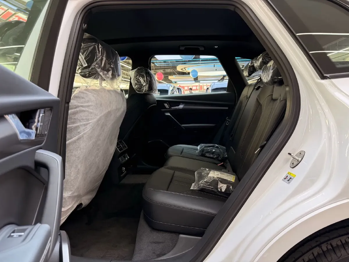 2025 Audi Q5L 2.0T 190HP L4 7DCT,autocango,china used car exporter,china ev exporter,chinese used car exporter,chinese used ev exporter