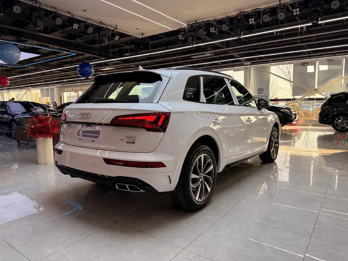 2025 Audi Q5L 2.0T 190HP L4 7DCT,autocango,china used car exporter,china ev exporter,chinese used car exporter,chinese used ev exporter