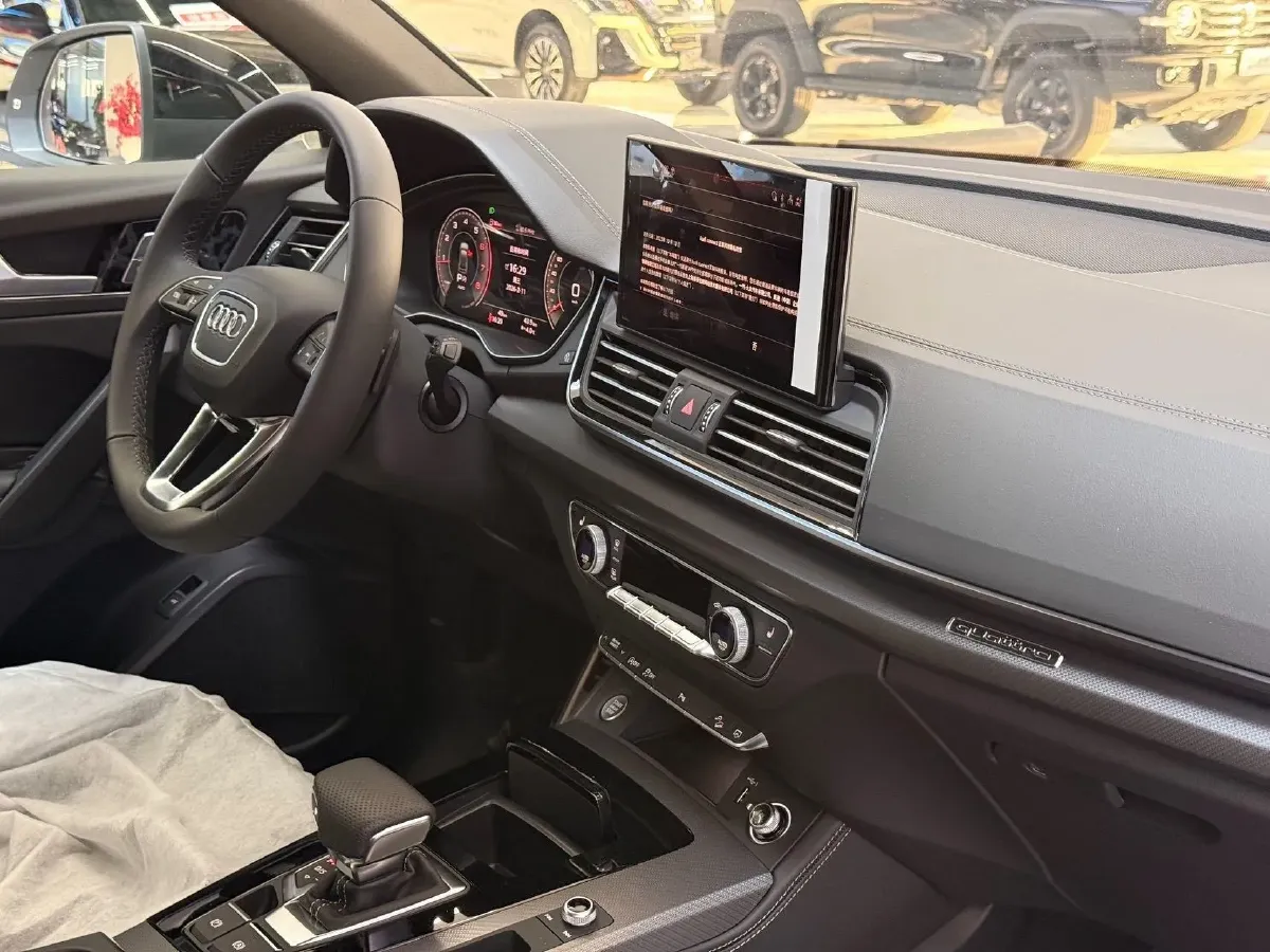 2025 Audi Q5L 2.0T 190HP L4 7DCT,autocango,china used car exporter,china ev exporter,chinese used car exporter,chinese used ev exporter