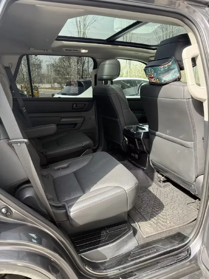 2023 HongQi H5 1.8T 197HP L4 8AT,autocango,china used car exporter,china ev exporter,chinese used car exporter,chinese used ev exporter