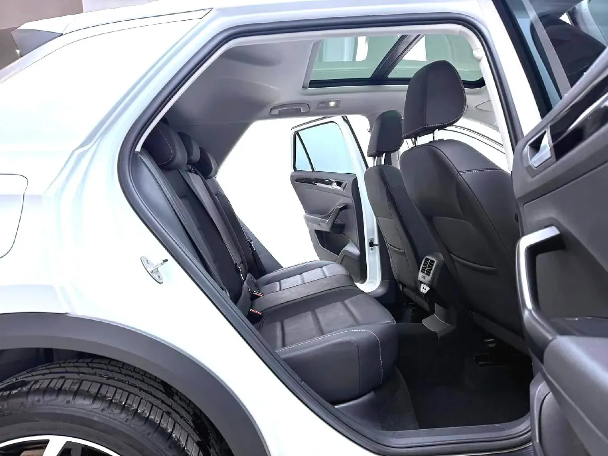 2021 Volkswagen T-Roc 1.4T 150HP L4 7DCT,autocango,china used car exporter,china ev exporter,chinese used car exporter,chinese used ev exporter