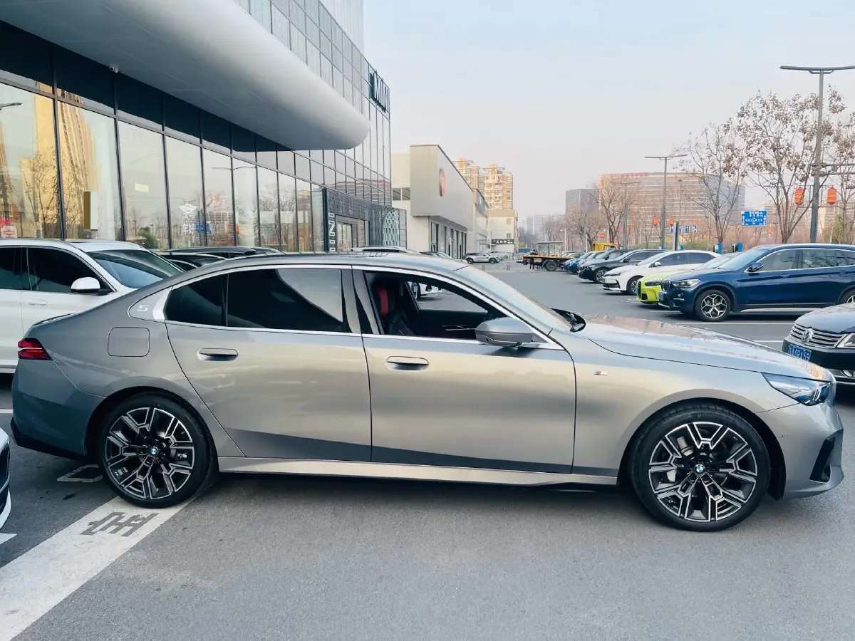 2024 BMW 5 Series 2.0T 258HP L4 8AT,autocango,china used car exporter,china ev exporter,chinese used car exporter,chinese used ev exporter