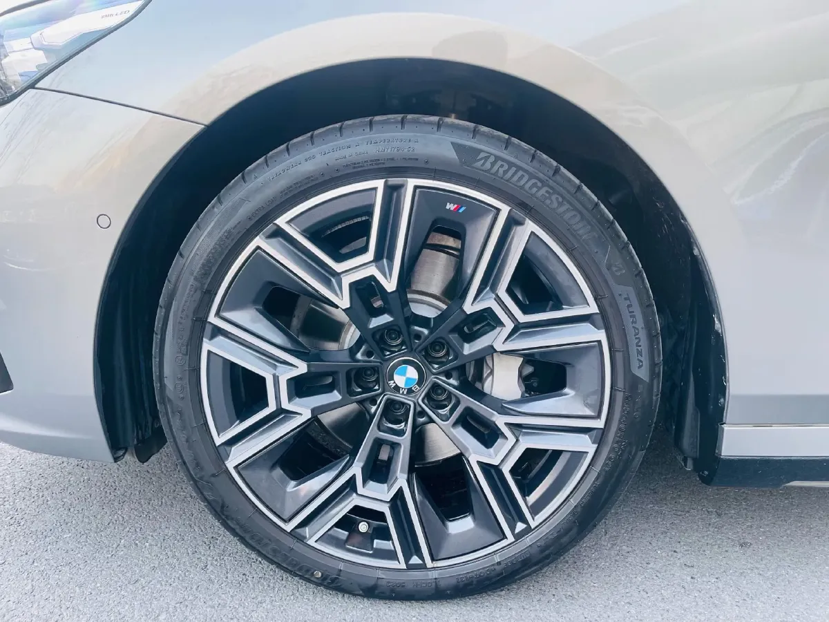 2024 BMW 5 Series 2.0T 258HP L4 8AT,autocango,china used car exporter,china ev exporter,chinese used car exporter,chinese used ev exporter