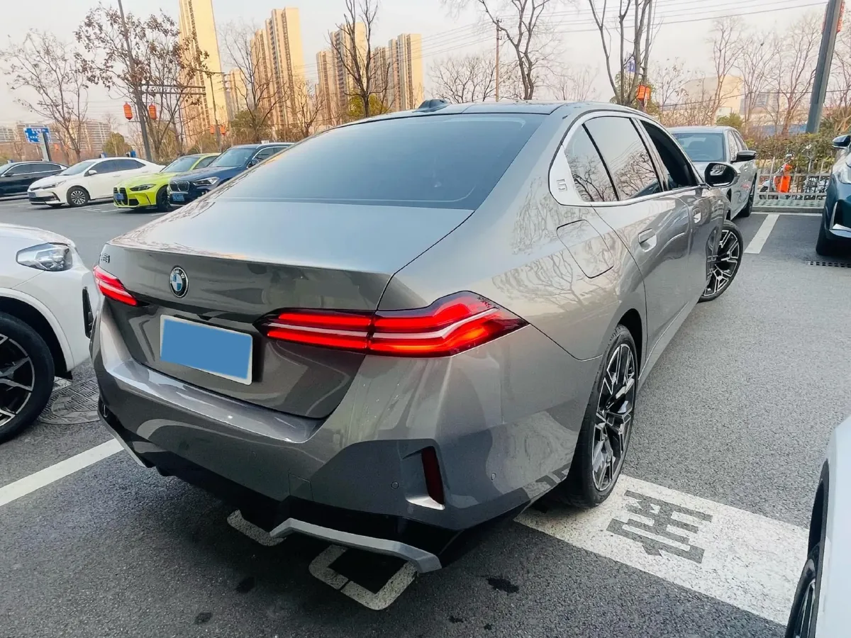 2024 BMW 5 Series 2.0T 258HP L4 8AT,autocango,china used car exporter,china ev exporter,chinese used car exporter,chinese used ev exporter