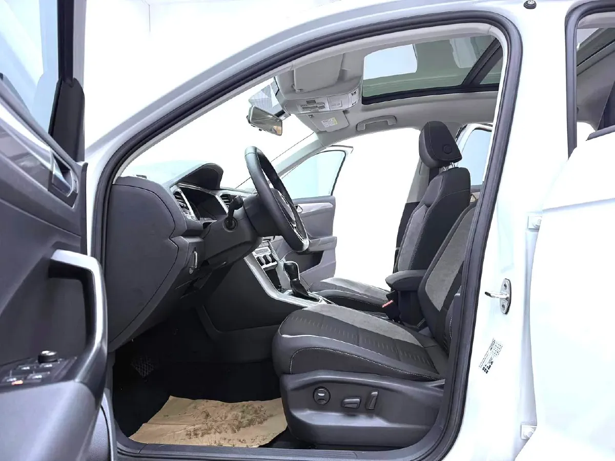 2021 Volkswagen T-Roc 1.4T 150HP L4 7DCT,autocango,china used car exporter,china ev exporter,chinese used car exporter,chinese used ev exporter