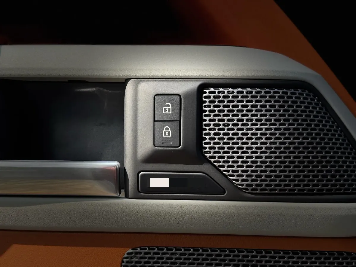 2023 Land Rover Defender 3.0T 400HP L6 8AT,autocango,china used car exporter,china ev exporter,chinese used car exporter,chinese used ev exporter