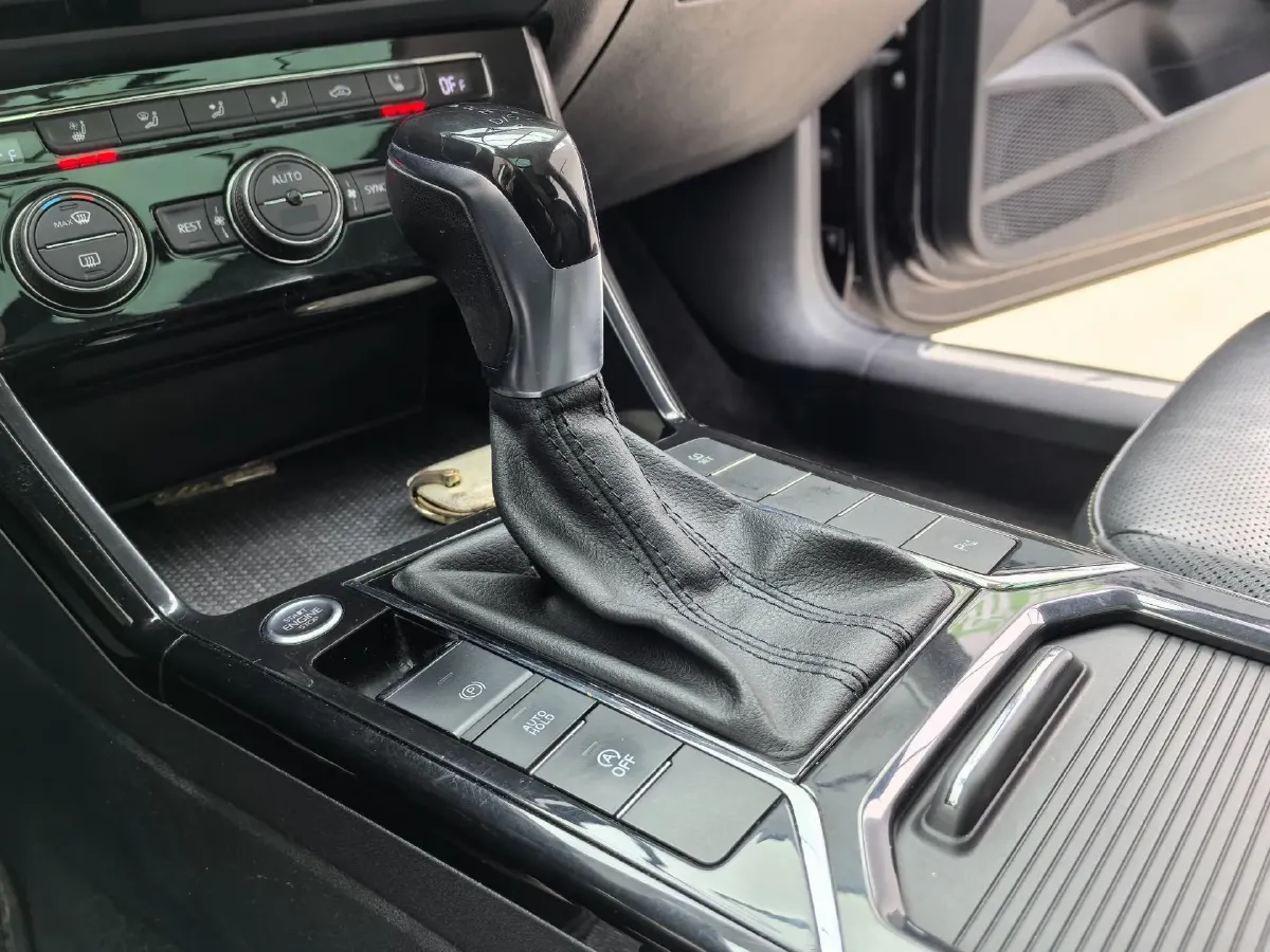 2019 Volvo V40 1.5T 152HP L4 6AT,autocango,china used car exporter,china ev exporter,chinese used car exporter,chinese used ev exporter