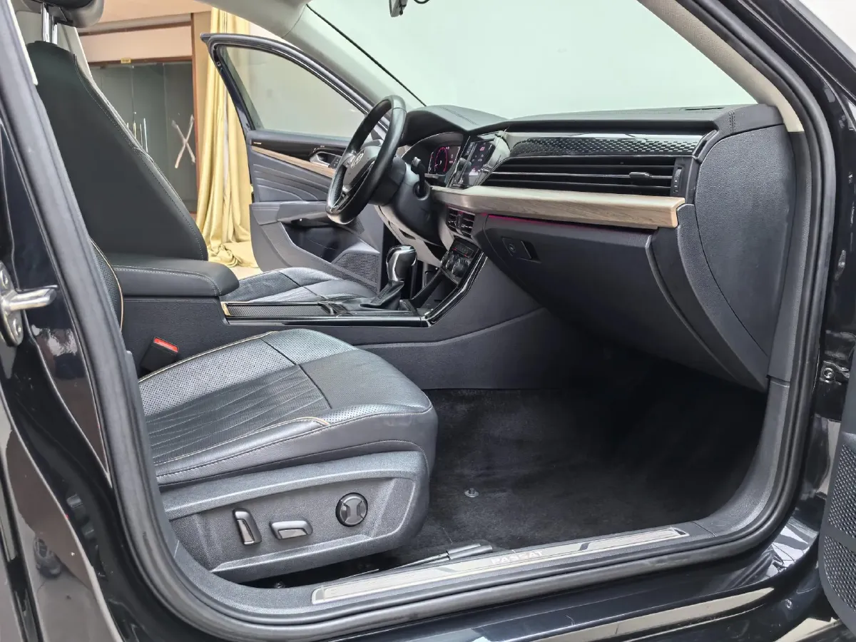 2019 Volvo V40 1.5T 152HP L4 6AT,autocango,china used car exporter,china ev exporter,chinese used car exporter,chinese used ev exporter