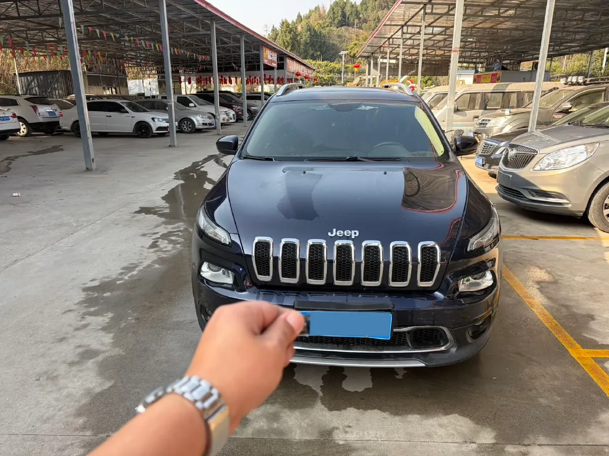 2017 Jeep Cherokee 2.0L 155HP L4 9AT,autocango,china used car exporter,china ev exporter,chinese used car exporter,chinese used ev exporter