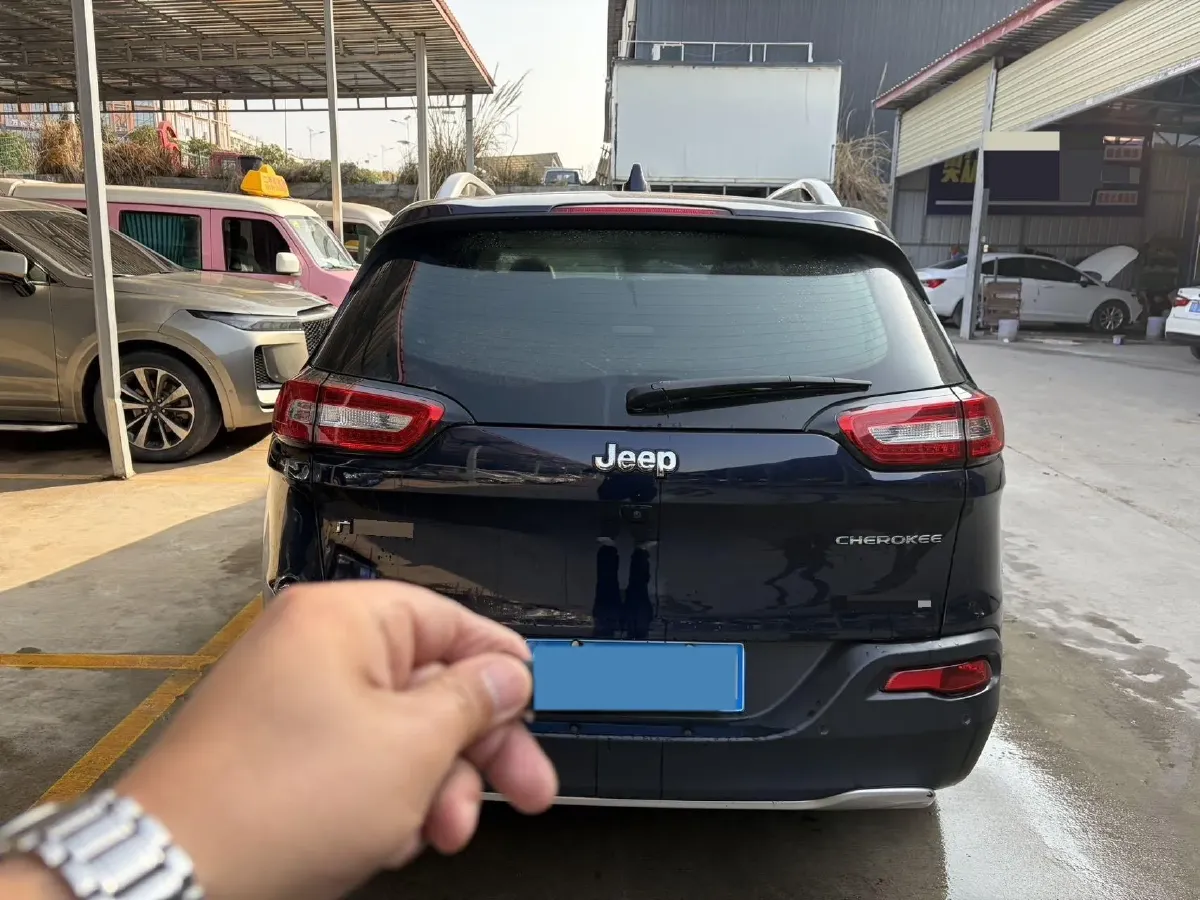 2017 Jeep Cherokee 2.0L 155HP L4 9AT,autocango,china used car exporter,china ev exporter,chinese used car exporter,chinese used ev exporter