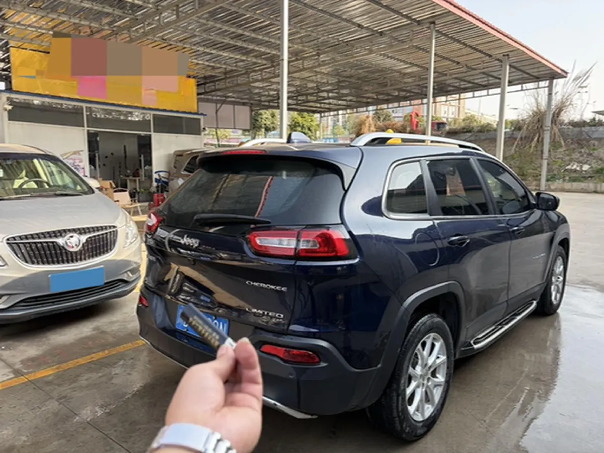 2017 Jeep Cherokee 2.0L 155HP L4 9AT,autocango,china used car exporter,china ev exporter,chinese used car exporter,chinese used ev exporter