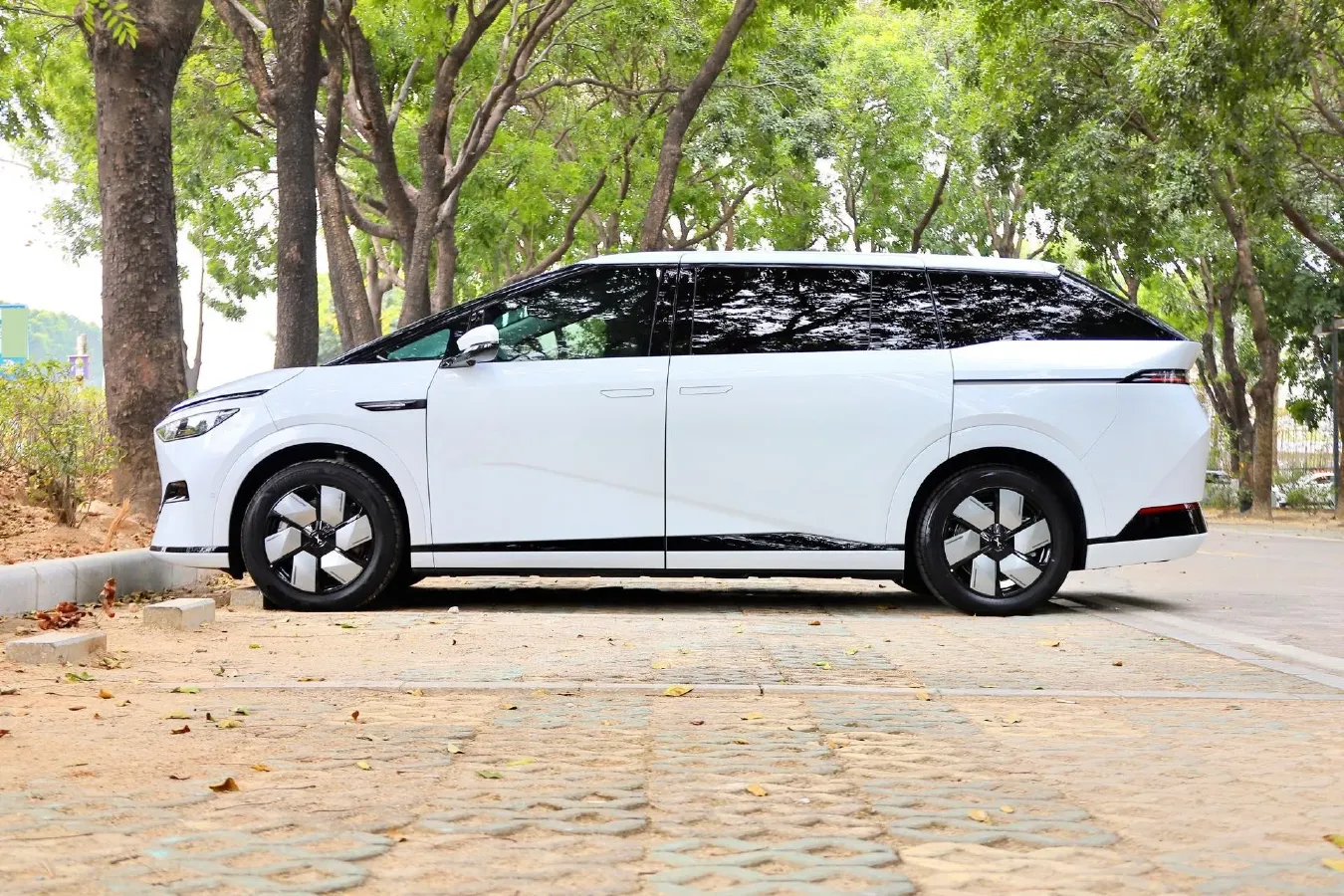 2024 Xpeng X9 BEV 101.5KWH,autocango,china used car exporter,china ev exporter,chinese used car exporter,chinese used ev exporter