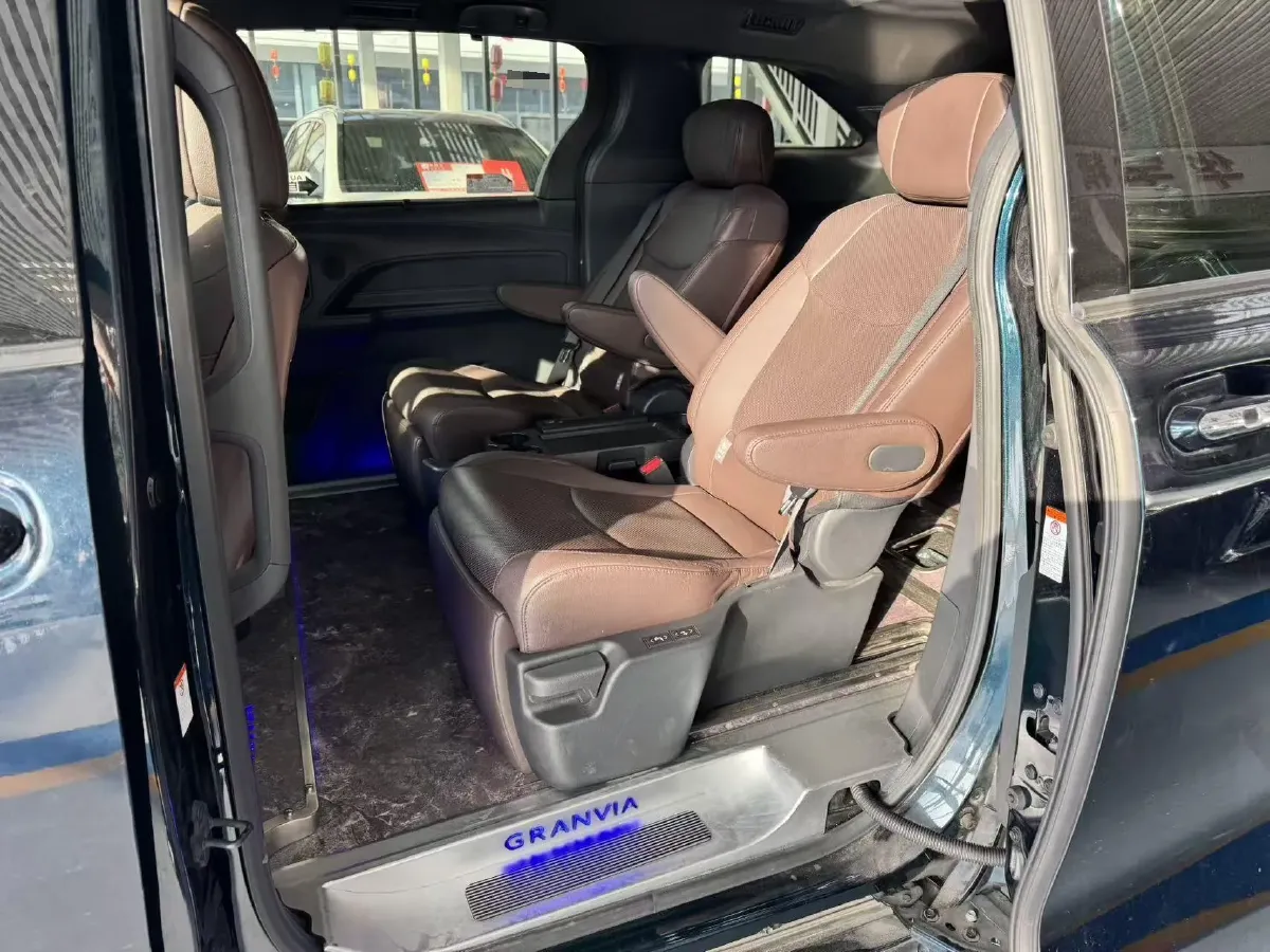 2023 Toyota Granvia 2.5L 189HP L4 E-CVT Hybrid,autocango,china used car exporter,china ev exporter,chinese used car exporter,chinese used ev exporter