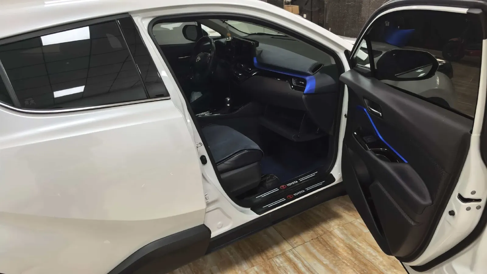 2023 Toyota C-HR 2.0L 171HP L4 CVT,autocango,china used car exporter,china ev exporter,chinese used car exporter,chinese used ev exporter