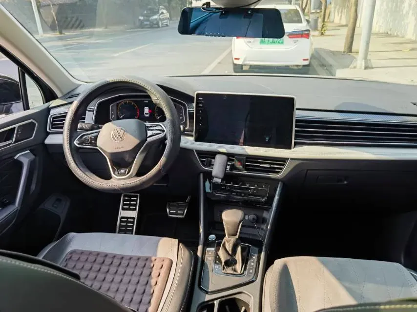 2024 Volkswagen Tiguan L 2.0T 186HP L4 7DCT,autocango,china used car exporter,china ev exporter,chinese used car exporter,chinese used ev exporter