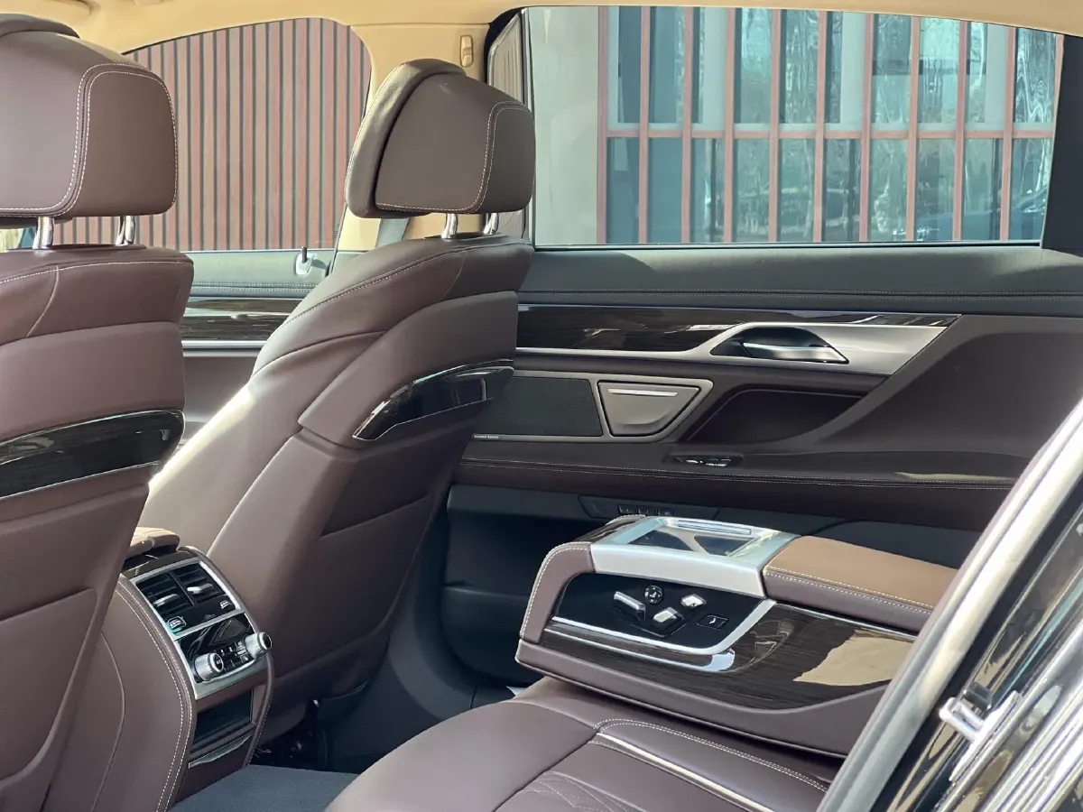 2021 BMW 7 Series 2.0T 265HP L4 8AT,autocango,china used car exporter,china ev exporter,chinese used car exporter,chinese used ev exporter