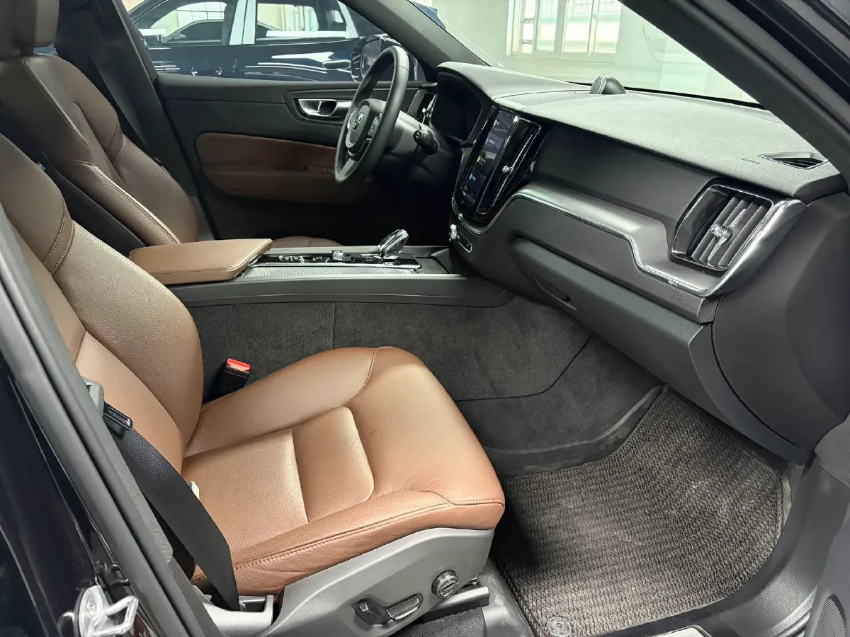 2024 Volvo XC60 2.0T 250HP L4 8AT,autocango,china used car exporter,china ev exporter,chinese used car exporter,chinese used ev exporter