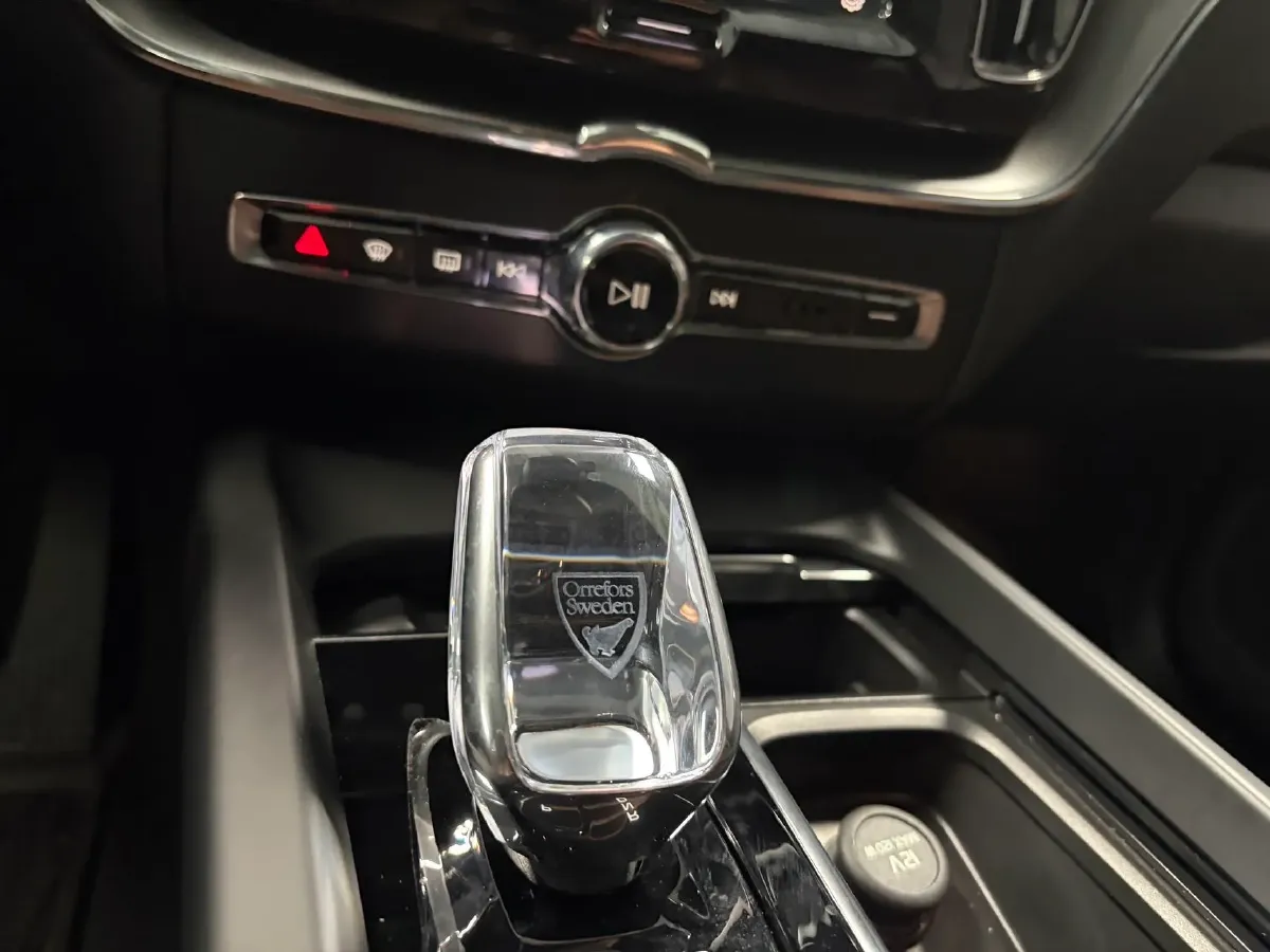 2024 Volvo XC60 2.0T 250HP L4 8AT,autocango,china used car exporter,china ev exporter,chinese used car exporter,chinese used ev exporter