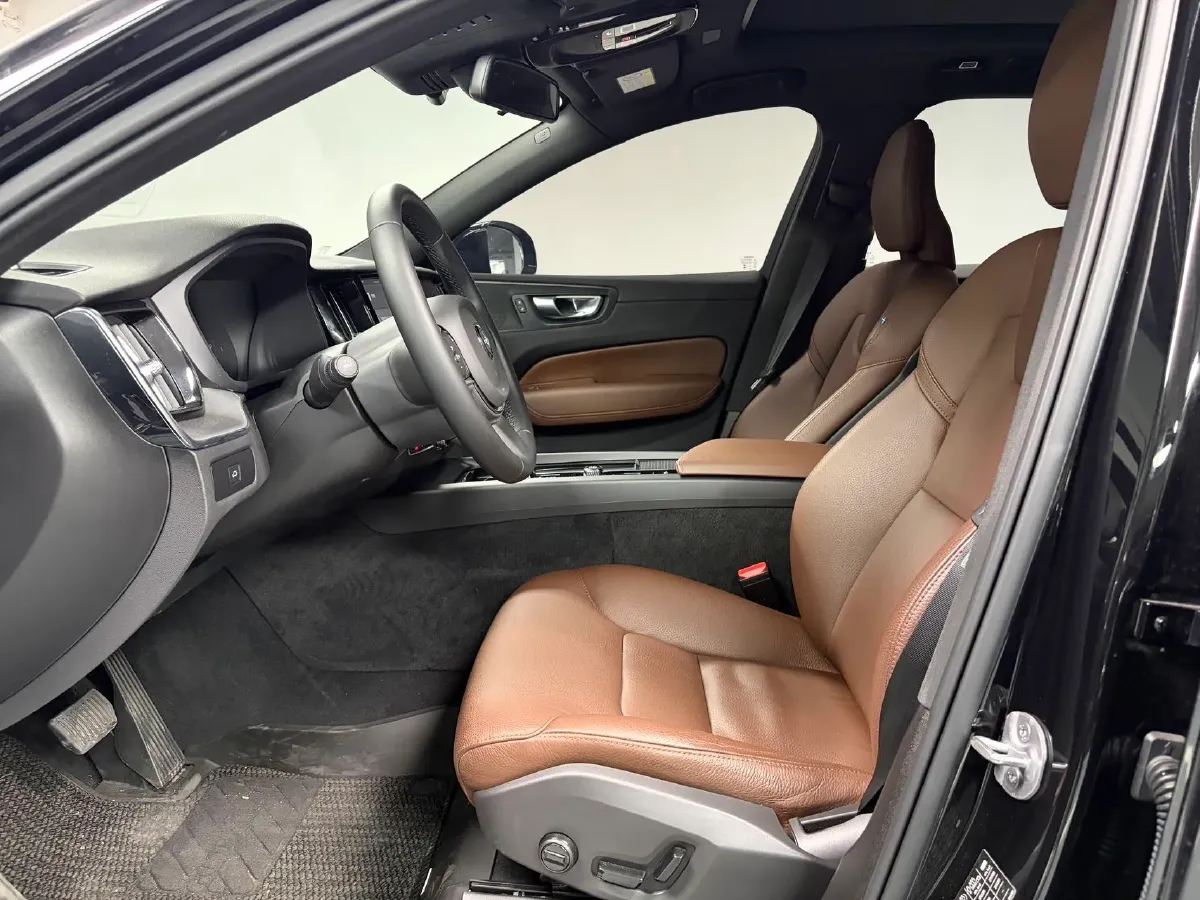 2024 Volvo XC60 2.0T 250HP L4 8AT,autocango,china used car exporter,china ev exporter,chinese used car exporter,chinese used ev exporter